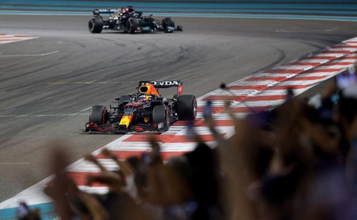 Max Verstappen cruza la meta del histórico Gran Premio de Abu Dabi, decisivo en el Mundial 2021, por delante de Lewis Hamilton.
