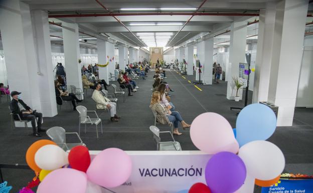 Vista de cómo se encontraba ayer la sala de espera previa a la vacunación en Infecar.