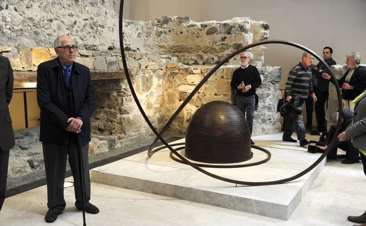 El escultor Martín Chirino, junto a una de sus piezas de la Fundación de Arte y Pensamiento, con sede en el Castillo de la Luz. 