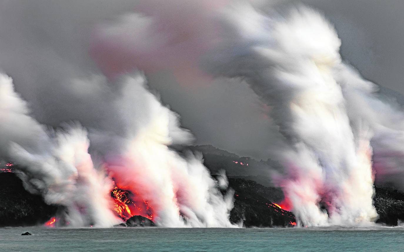 La llegada de la lava al mar provocó densas humaredas y obligó a fijar una zona de exclusión marítima.