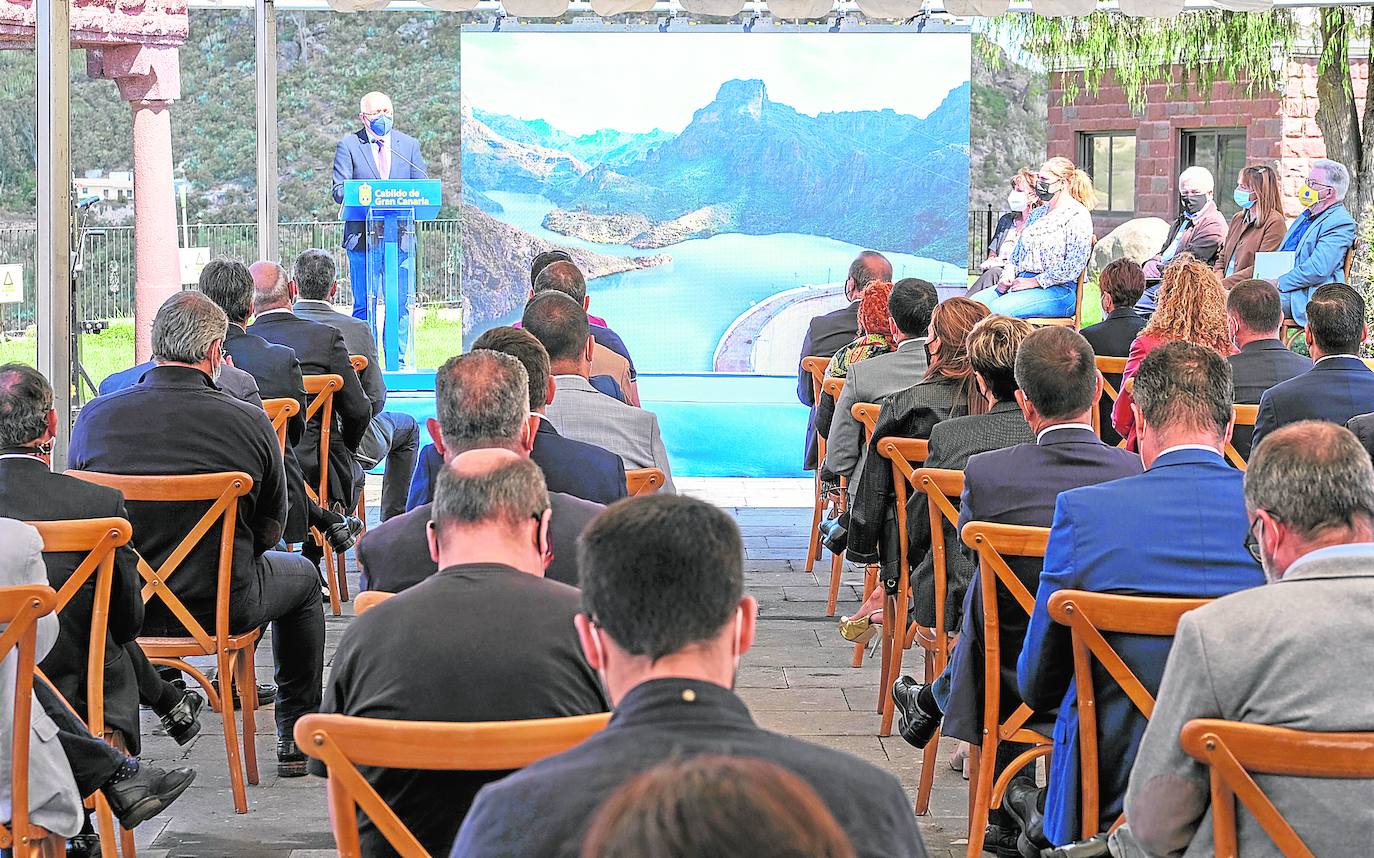 El Salto de Chira queda encarrilado al conseguir el informe positivo de impacto ambiental. La imagen corresponde a la presentación en mayo del proyecto, que tiene el apoyo de ayuntamientos, ULPGC, empresarios, agentes sociales y diferentes colectivos.