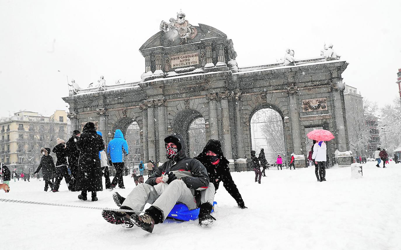 El año arrancó en la penínsulacon Filomena, que dejó una nevada para la historia en muchos puntos, colapsando por completo Madrid.