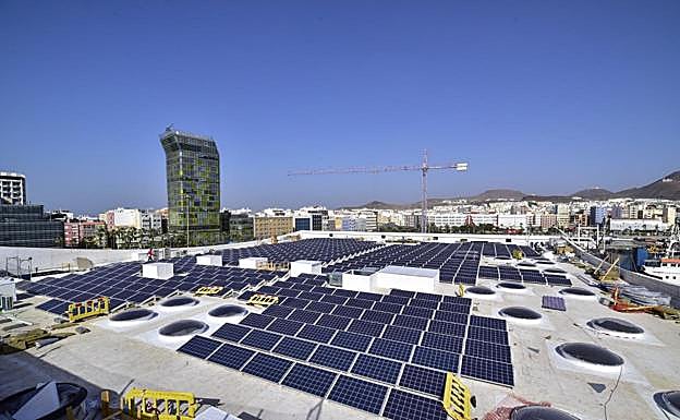 Imagen de archivo de placas solares en un edificio. 