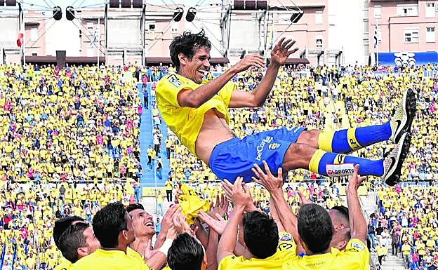 Imagen del último partido como profesional que disputó con la UD. Fue manteado a los cielos. 