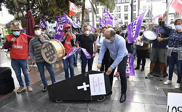 Imagen de una de las manifestación de la plantilla de JSP en la capital grancanaria. 
