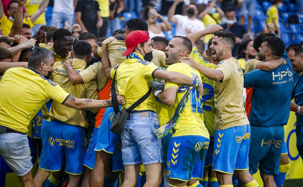 Celebración de un gol del equipo amarillo en el último derbi. 