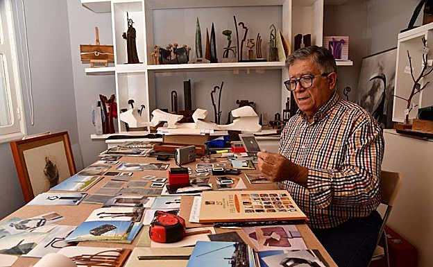 El escultor muestra imágenes de las numerosas obras que tiene repartidas por la geografía de la isla. 