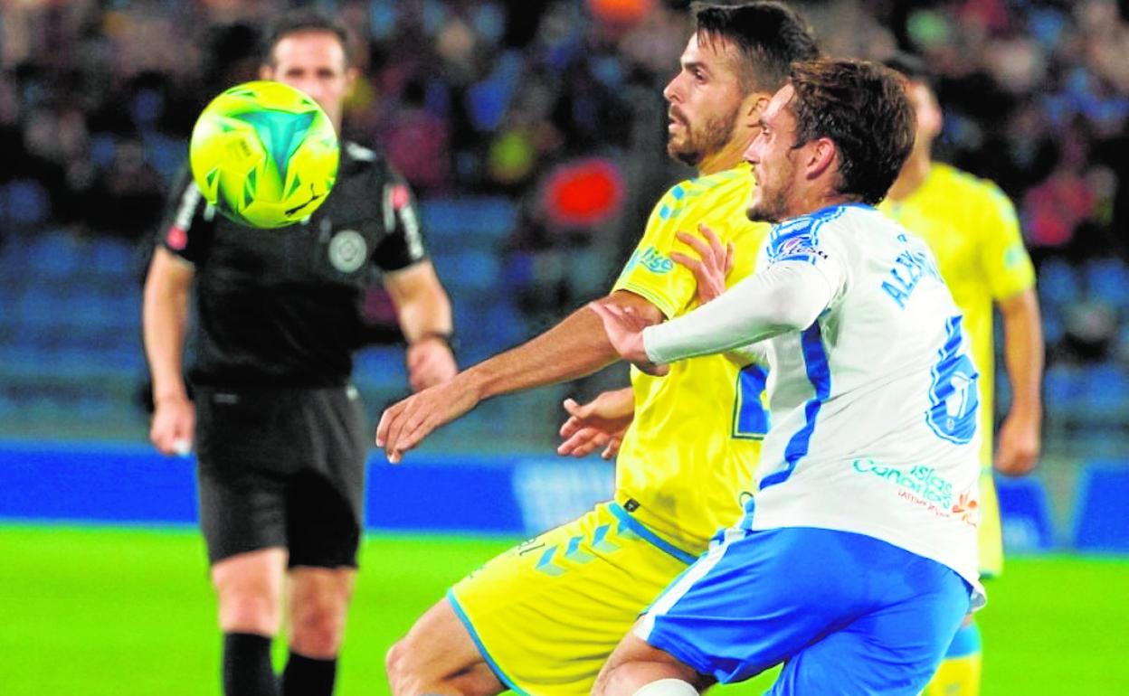 Kirian, figura desequilibrante del derbi con su gol para el definitivo 0-1, controla el esférico en presencia de Alexandre Corredera. 