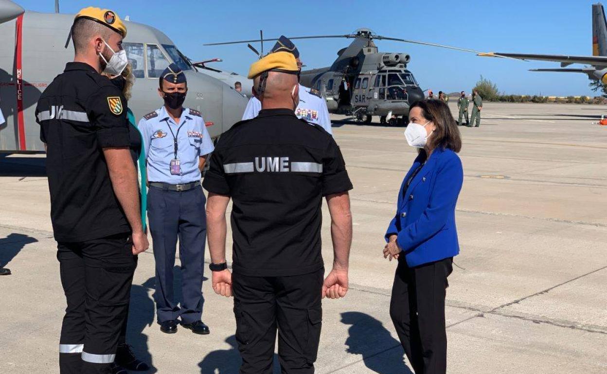 La ministra Roble durante su visita a la base aérea de Gando, en Gran Canaria. 