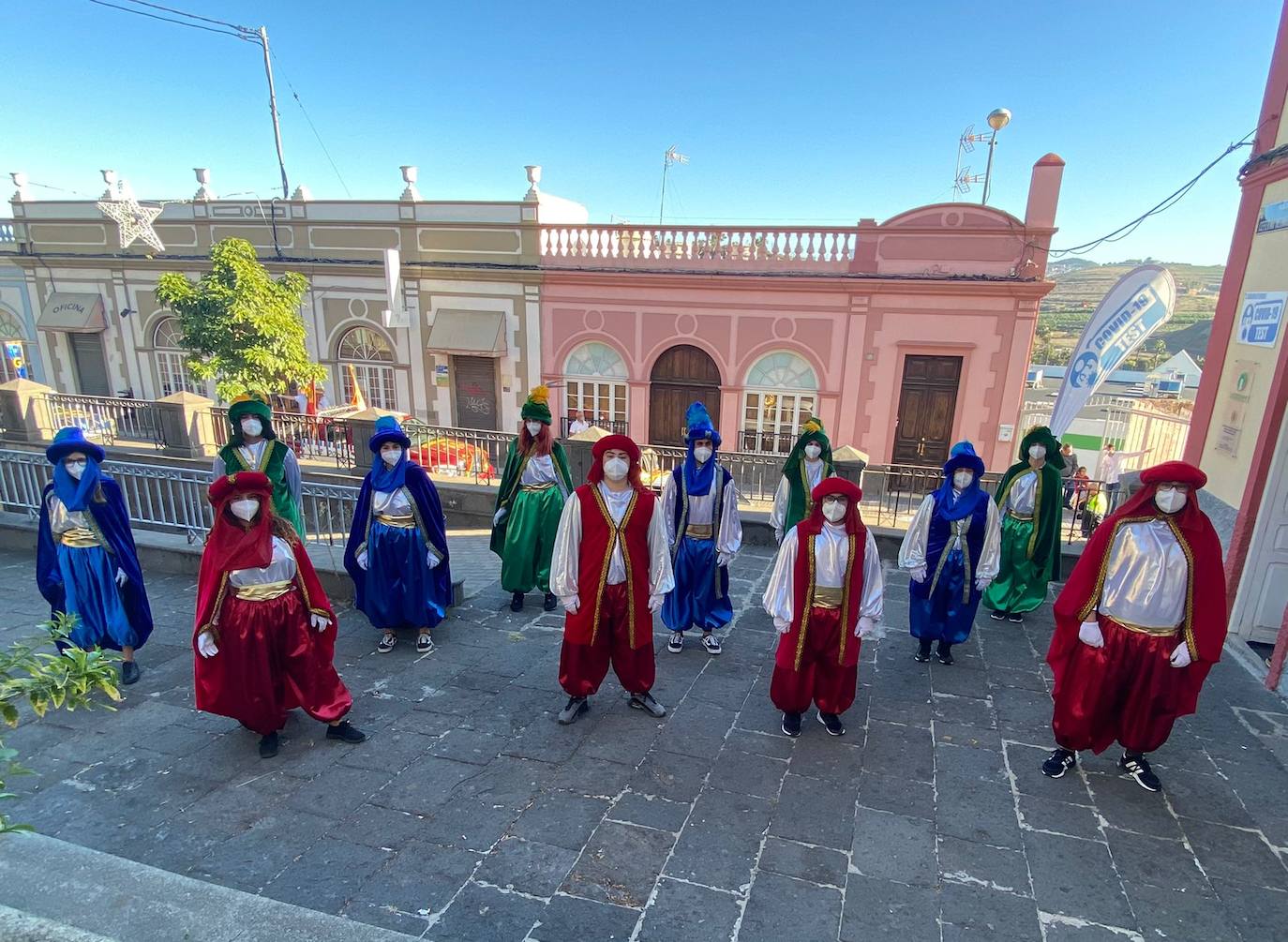 Los Pajes de Los Reyes Magos reparten la ilusión por el distrito Tamaraceite-San Lornezo Tenoya 