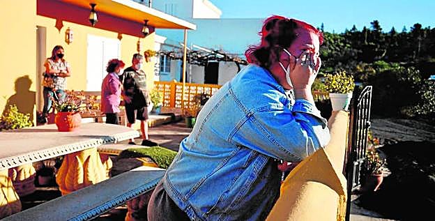 La familia José Benigno Díaz Simón (en la imagen, al fondo) vivió ayer un emotivo regreso su casa en Tacande. La familia posa en el exterior, sobre un manto de ceniza. El reencuentro con las pertenencias estuvo cargado de recuerdos. 