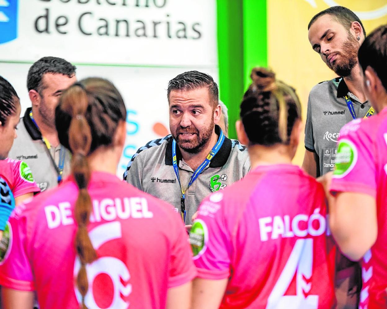 El entrenador del Rocasa Gran Canaria, Robert Cuesta, da indicaciones a sus jugadoras durante un encuentro. 
