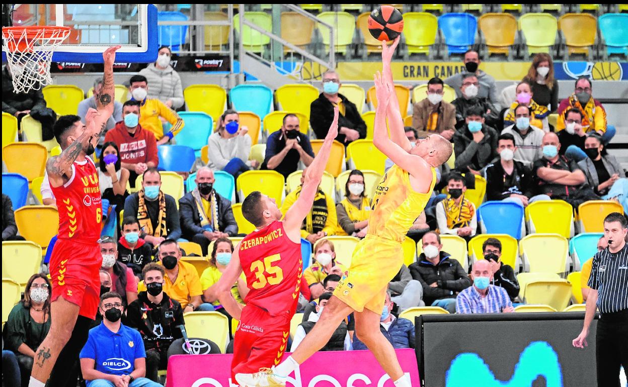 El pívot serbio Oliver Stevic lanza a canasta en el encuentro entre el Club Baloncesto Gran Canaria y el UCAM Murcia. 