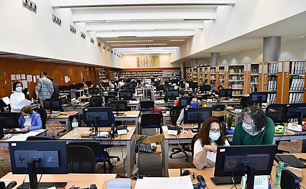 Equipo de rastreadores en la Biblioteca Pública del Estado de la capital grancanaria. 