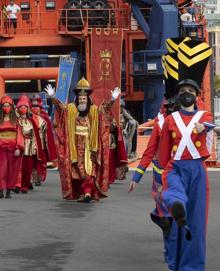 Imagen secundaria 2 - Llegada de los Reyes Magos al muelle de Santa Catalina en un acto sin público. 