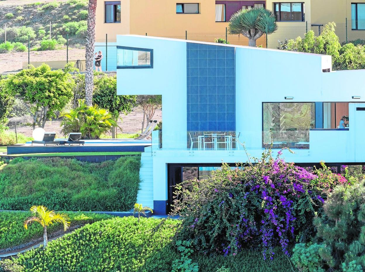 La villa donde se aloja Gael García Bernal ha sido escenario de algunos rodajes. 