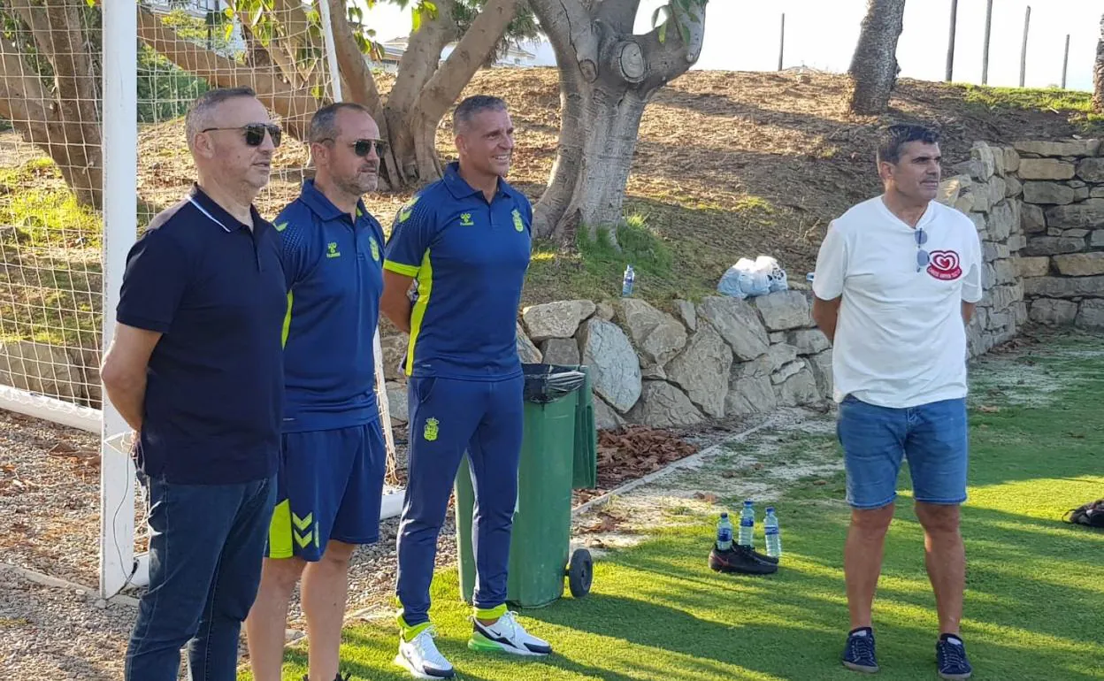 Miguel Ángel Ramírez, Luis Helguera, Manuel Hernández, jefe de Seguridad del club, y Juanito Rodríguez, presenciando un entrenamiento de la UD. 