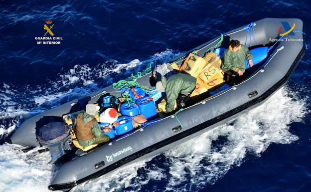 Los ocupantes de la zodiac, tirando los fardos al agua en el momento que la Guardia Civil los interceptó. 