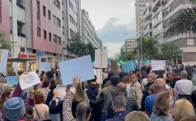 Multitudinaria manifestación de antivacunas en la capital grancanaria