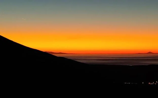 Espectacula imagen desde Tindaya con el Teide al fondo. 