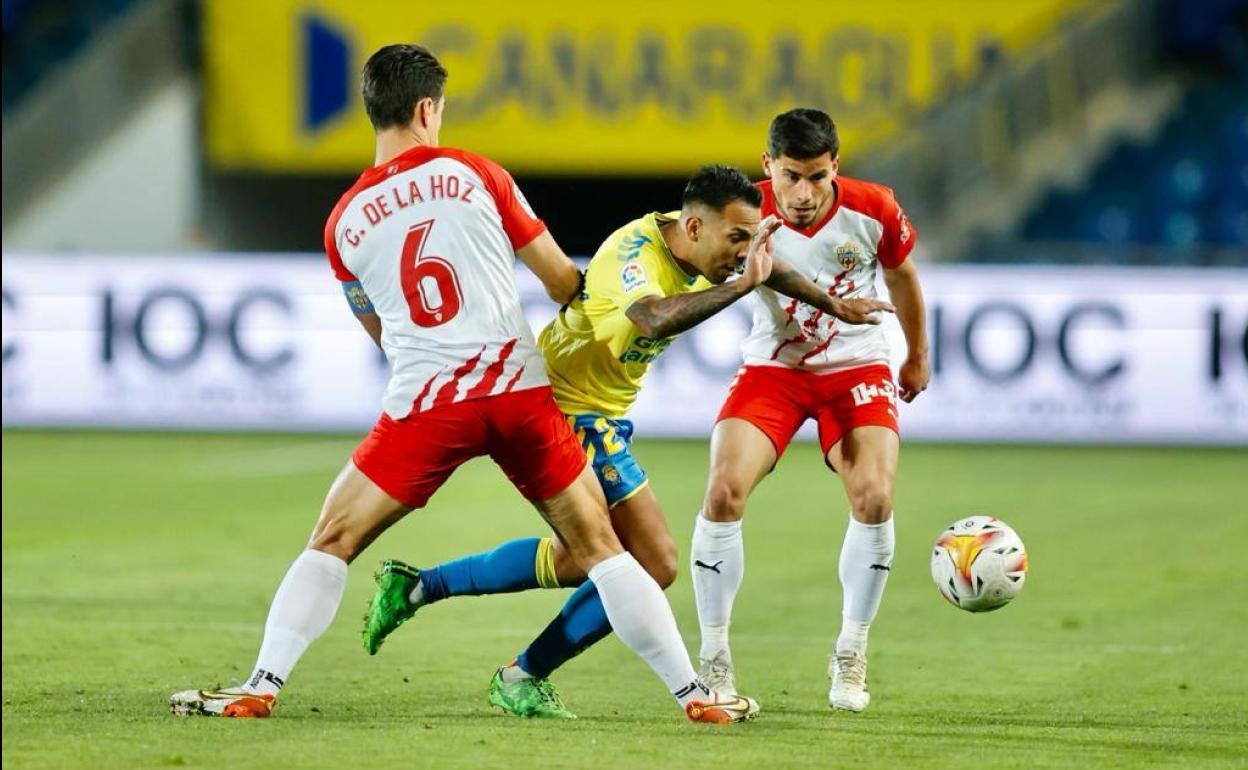 Viera sortea a dos rivales en una acción del encuentro. 