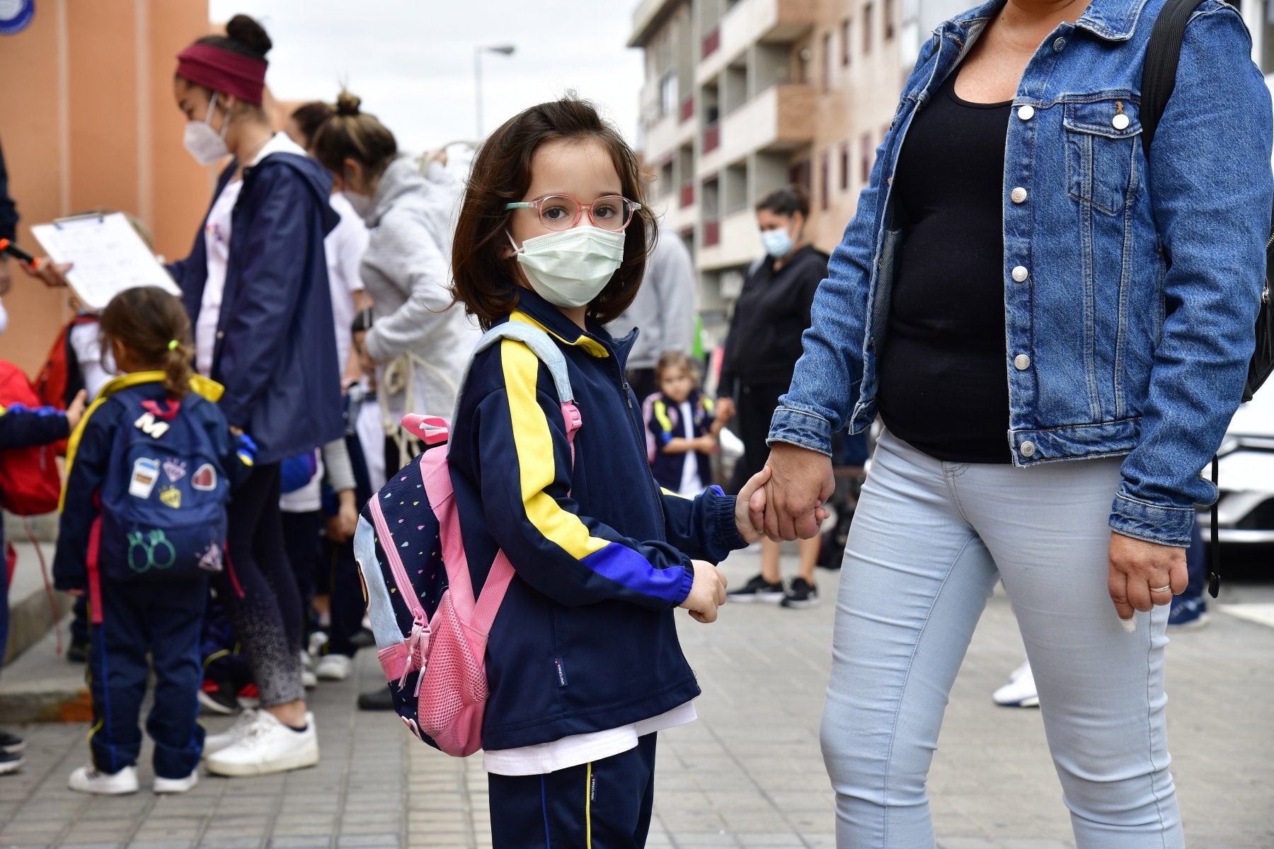 Una alumna del colegio Fernando Guanarteme tras el primer día de clase tras las fiestas navideñas . 