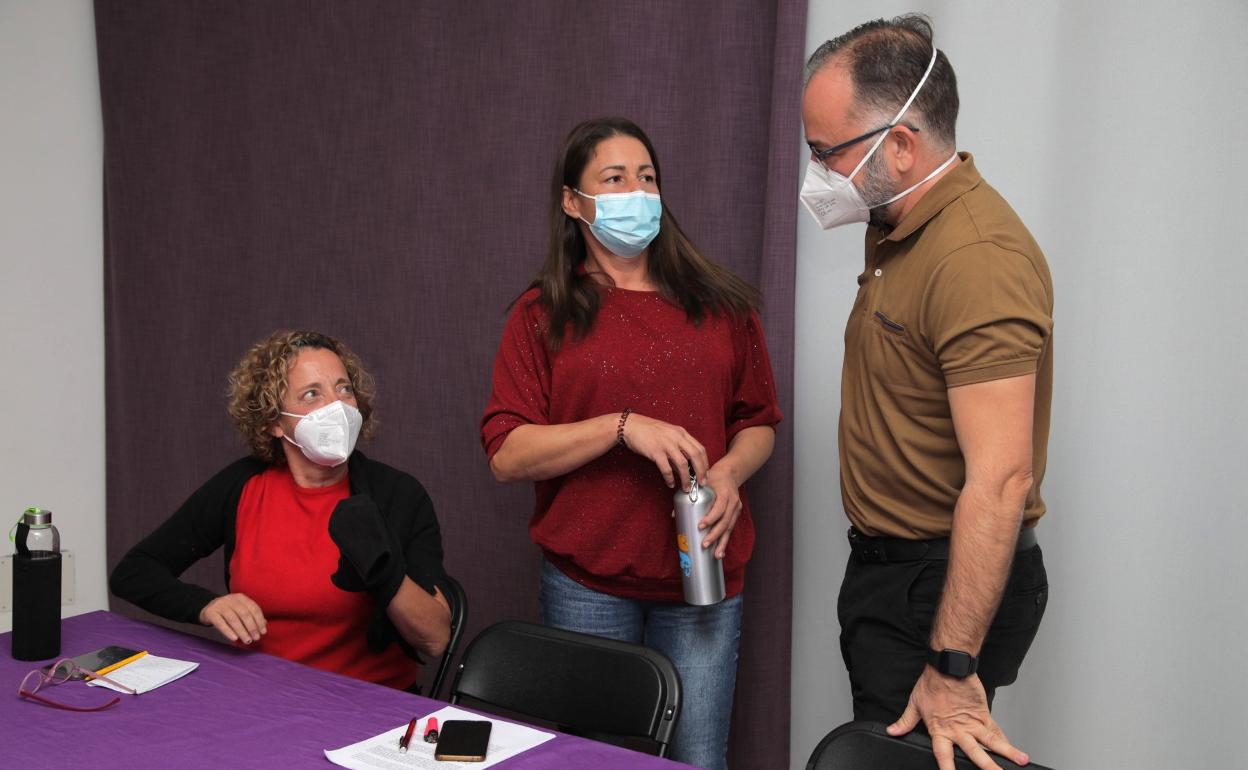 Elena Solís, Myriam Barros y Jorge Peñas, en el encuentro este pasado lunes con periodistas. 