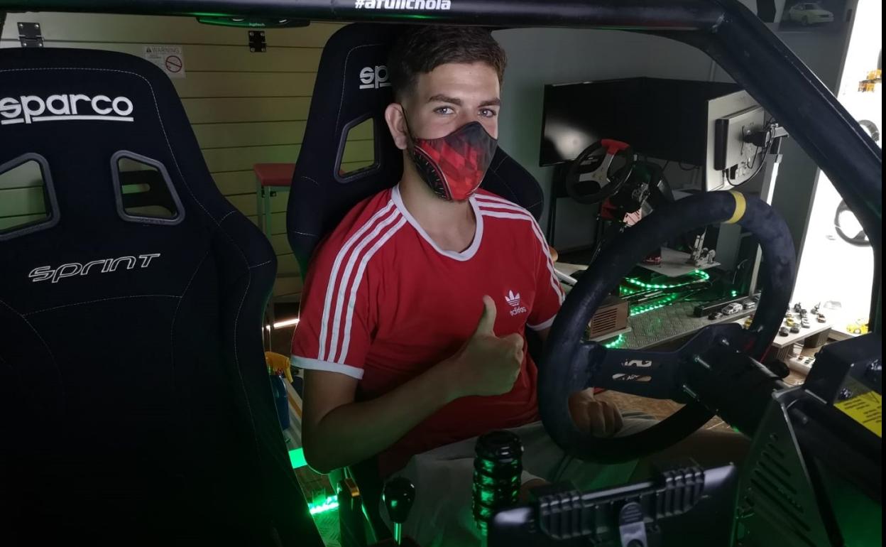 El joven aruquense Kilian Santana Hernández, de 19 años, posa en un simulador. 