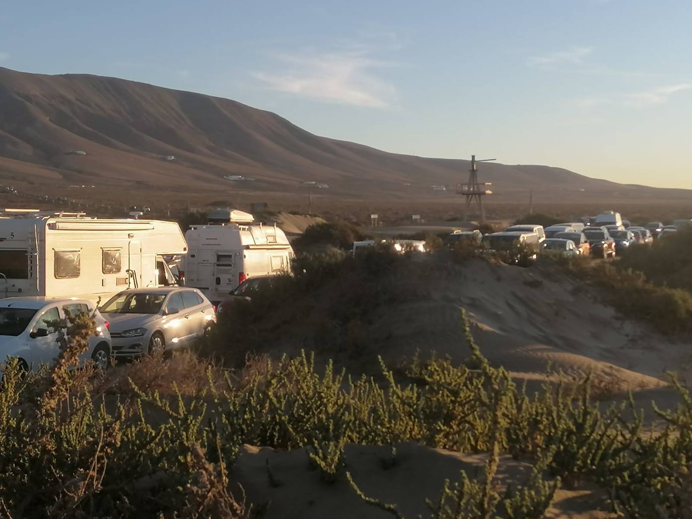 Vehículos en el litoral de Famara. 