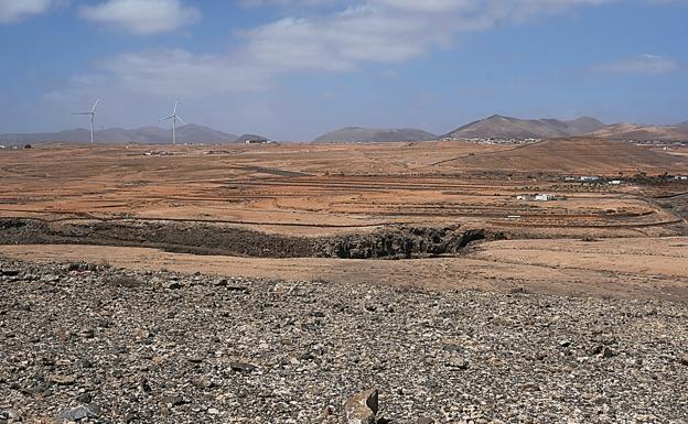 La amenaza del «mar de placas solares» acecha al paisaje majorero