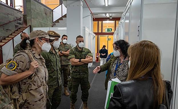 Imagen principal - Comienza el apoyo de los equipos móviles de vacunación de las Fuerzas Armadas en Canarias