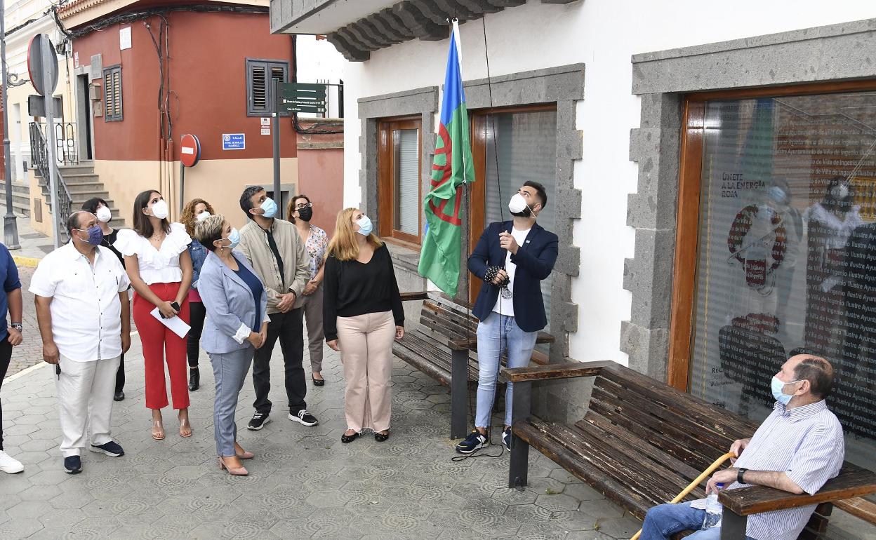 Izado de la bandera gitana en el Ayuntamiento de Ingenio. 