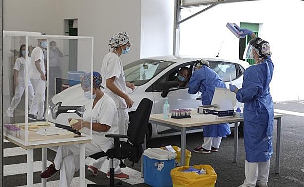 Imagen de archivo de personal tomando muestras para PCR en el autocovid de Arrecife. 