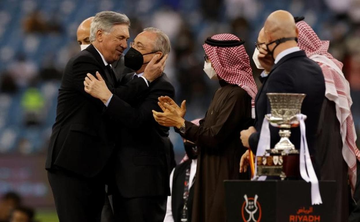 Carlo Ancelotti y Florentino Pérez se abrazan tras la final de la Supercopa. 