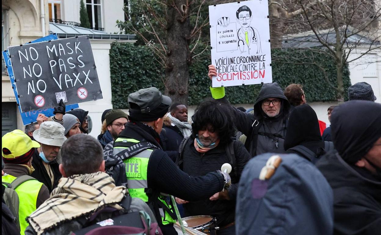 Manifestantes antivacunas frente a la Asamblea Nacional francesa.
