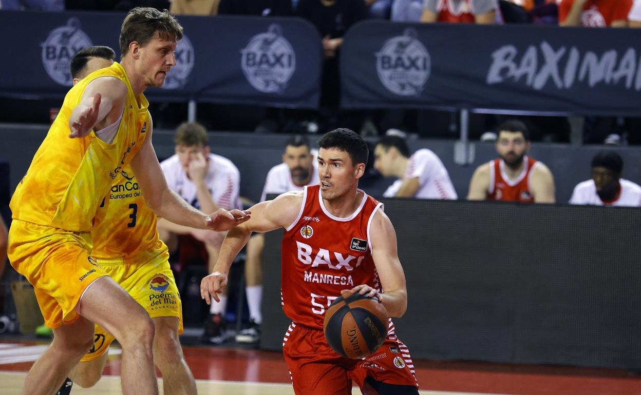 Artem Pustovyi defiende a Dani Pérez en la cancha del BAXI Manresa. 