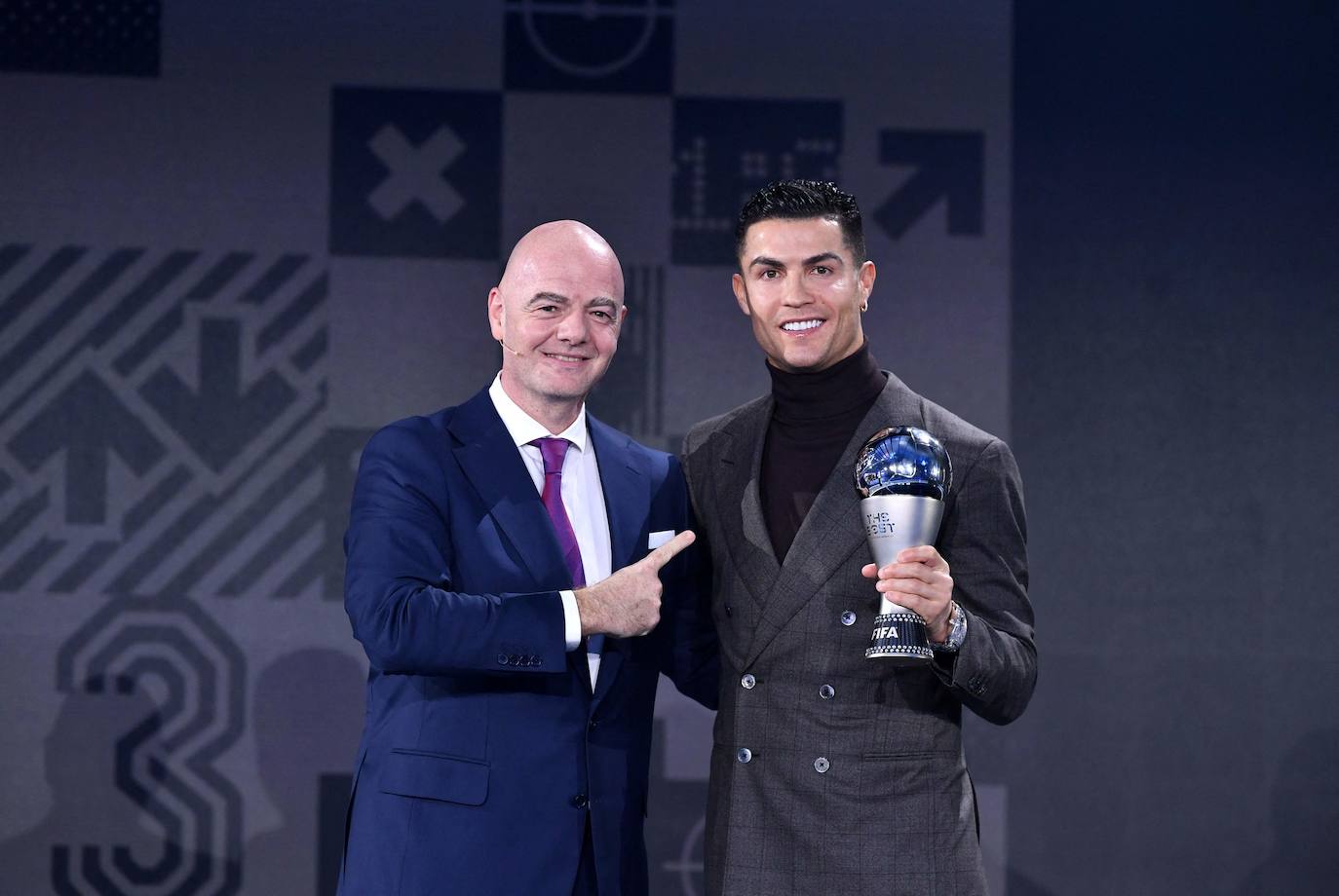 Gianni Infantino, presidente de la FIFA, entrega al portugués Cristiano Ronaldo un galardón especial como máximo goleador del fútbol de selecciones. 