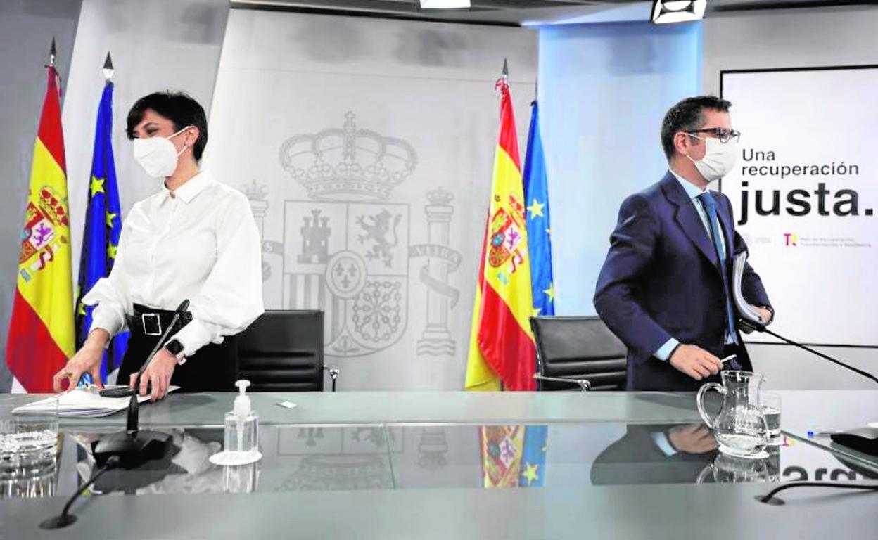 La portavoz del Gobierno central, Isabel Rodríguez, y el ministro de Presidencia, Félix Bolaños, tras una rueda de prensa. 