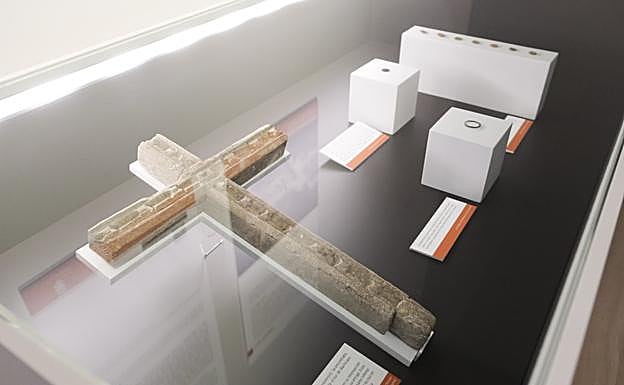 Una de las vitrinas que componen la muestra 'Memorias del cólera. Historia de una epidemia'. 