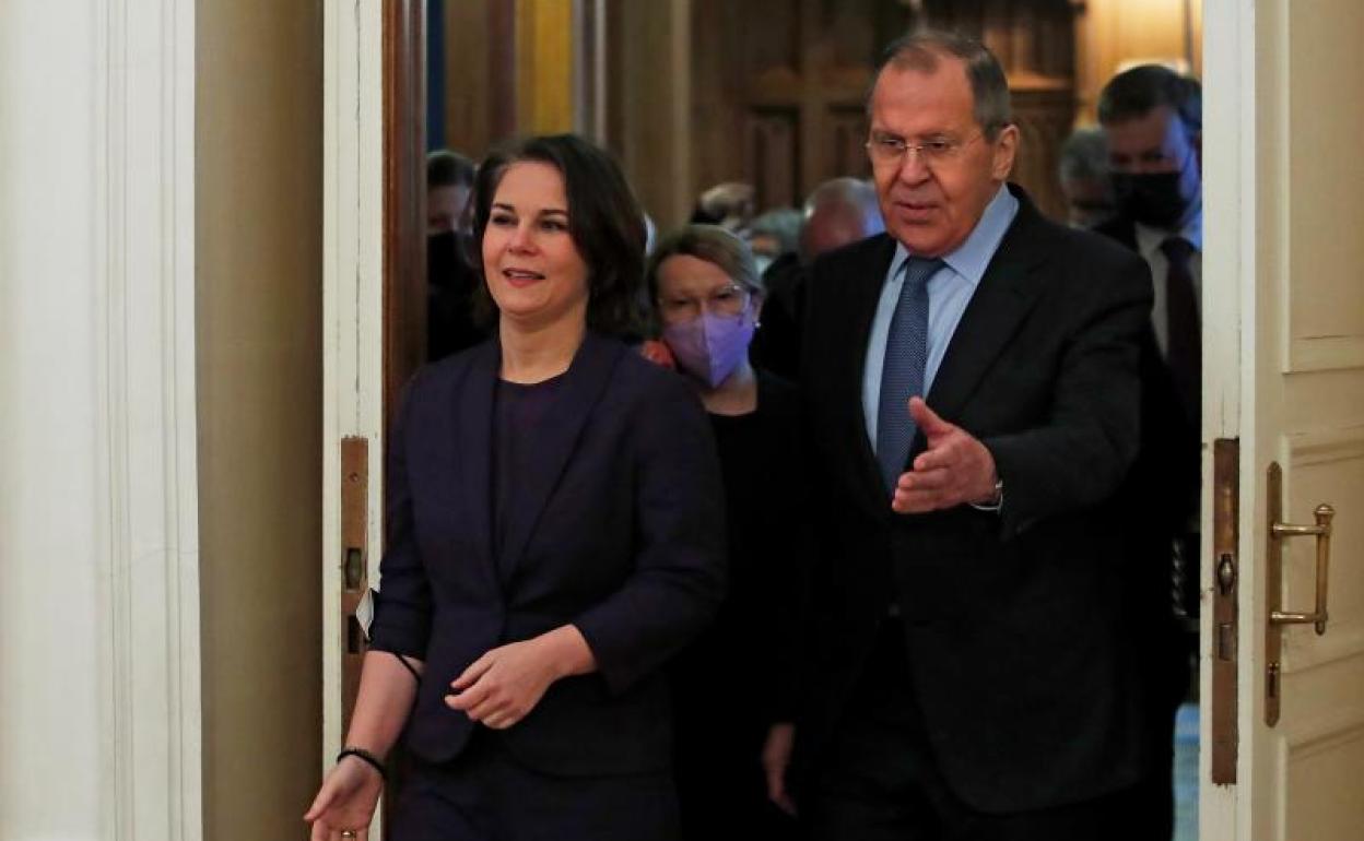 Lavrov recibe a Baerbock durante la visita oficial que realizó este martes a Moscú.