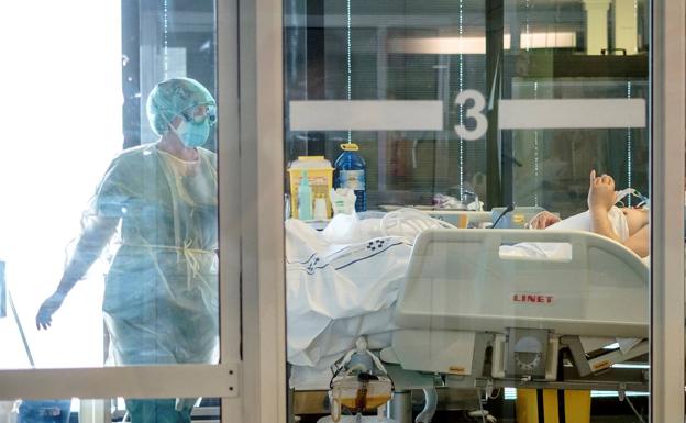 Personal sanitario atiende a un paciente covid en la UMI del hospital Insular de Gran Canaria.