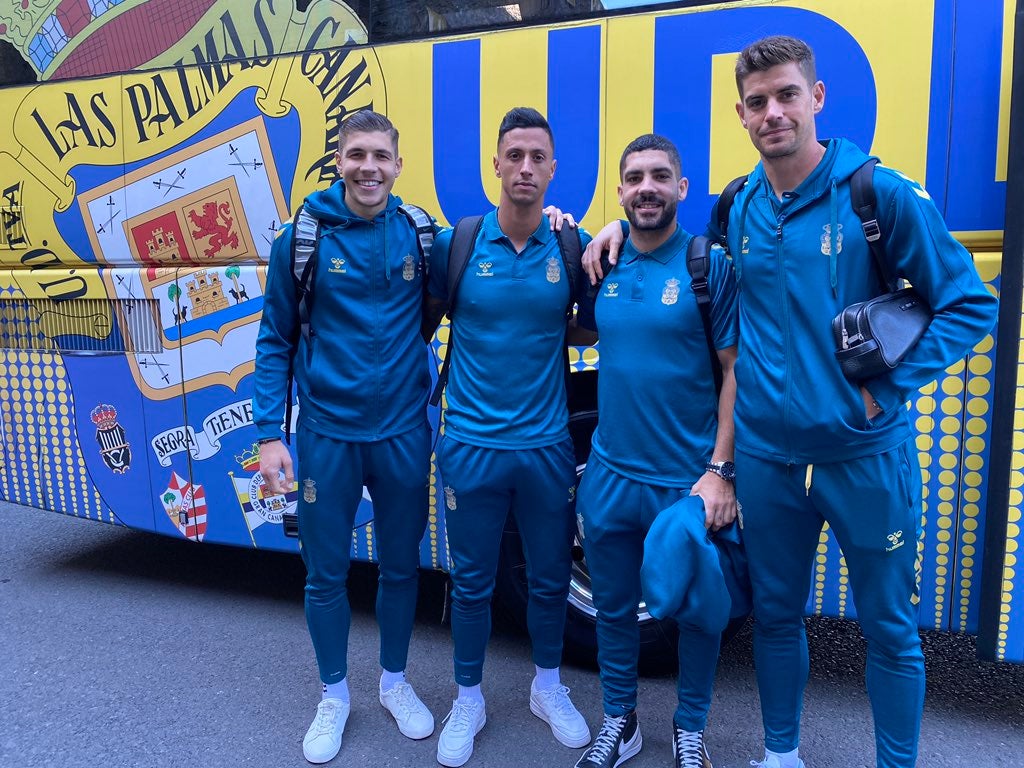 Unai Veiga y Maikel Mesa, con Álex Suárez y Raúl, antes de un viaje con el equipo. 