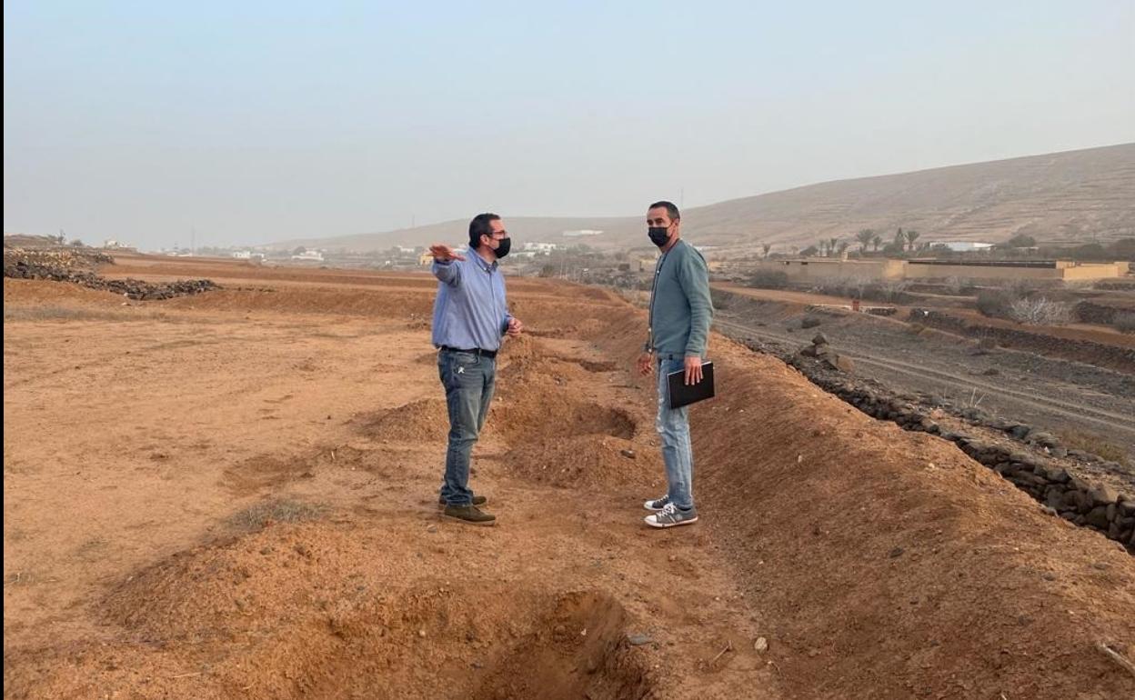 David de Vera, consejero de Agricultura del Cabildo, y David de León, presidente del colectivo vecinal de Guisguey, en una gavia. 