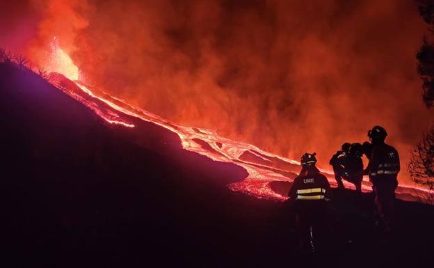 Efectivos de la UME frente al volcán que erupcionó en La Palma el pasado 19 de septiembre. 