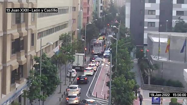 La calle León y Castillo, entre Castrillo y Carvajal, cerrada por obras urgentes de Emalsa