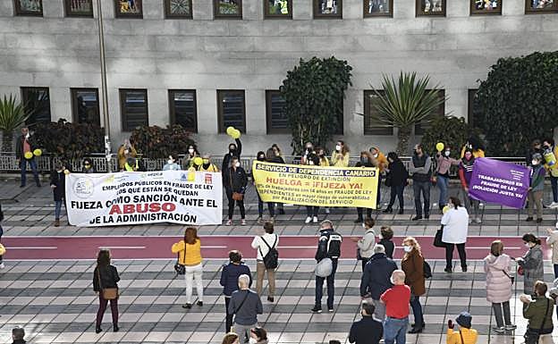 Los empleados públicos de la comunidad autónoma se manifestaron ayer en distintas localizaciones como la sede de Presidencia del Gobierno, en la imagen. 