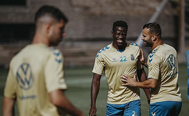 Mufulu, en un entrenamiento junto a Jesé. 