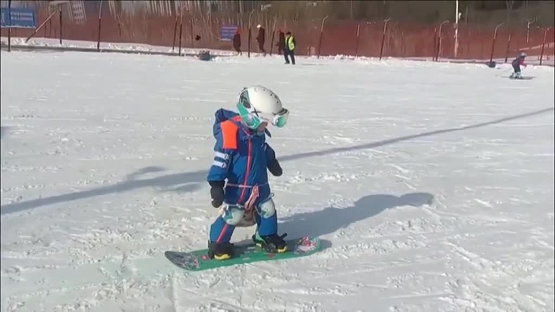 Una niña de 11 meses hace snowboard en China