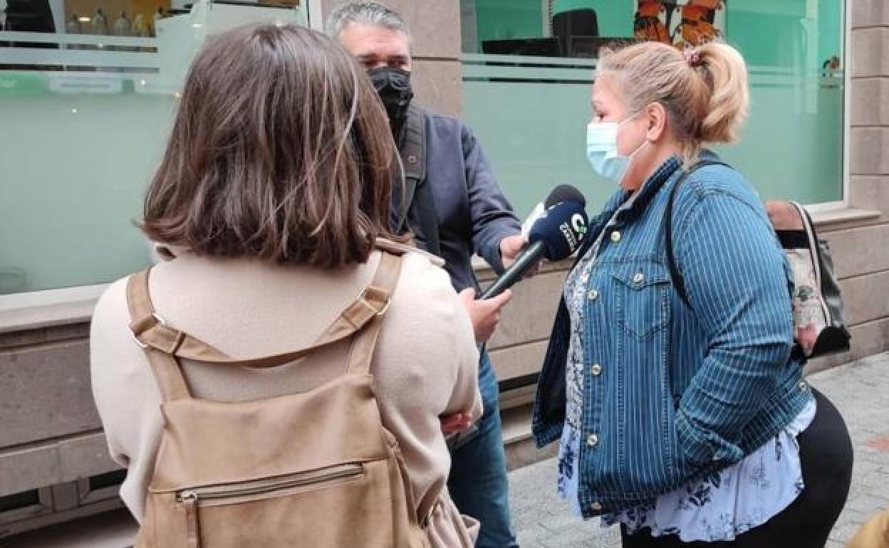 Una solicitante de ayuda para alimentos explica las dificultades que afronta. 