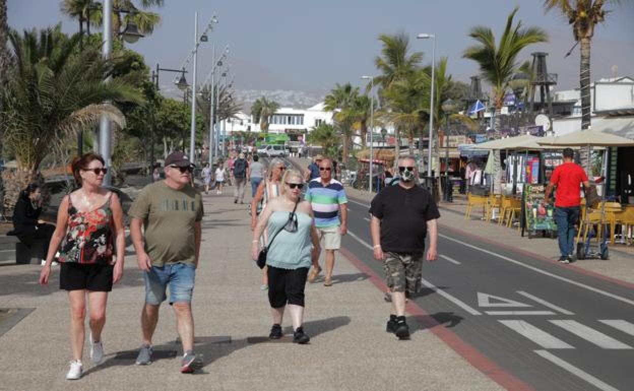 Turistas pasaeando por Puerto del Carmen. 